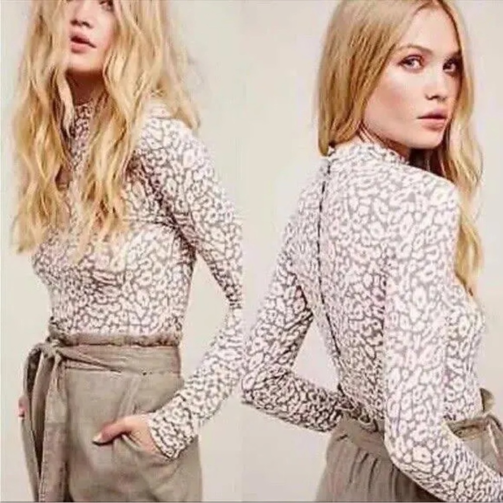 Free People Light Purple White Leopard Print Mock Neck Top. Size Large.